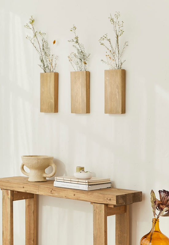 Elégants vases muraux en bois pour une note végétale originale au mur