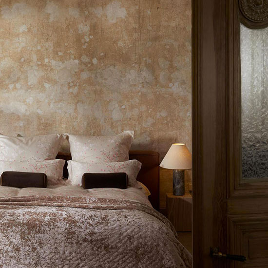 Une chambre avec des textures brutes et une ambiance authentique